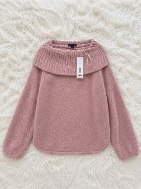 🦢 Love by design off the shoulder sweater